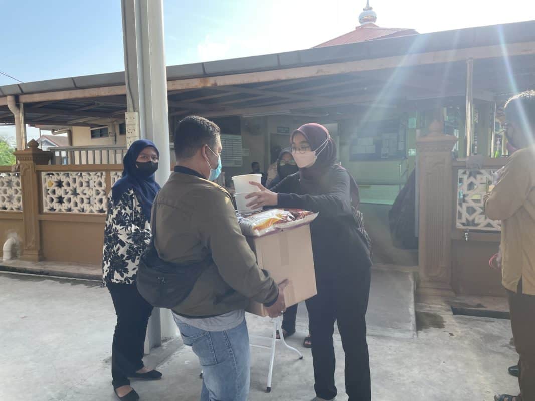 Sumbangan Bakul Makanan Ringankan Beban Golongan B Menjelang