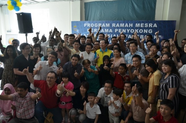 SEBAHAGIAN rakan Facebook bergambar kenang-kenangan bersama Lim Guan Eng (berbaju kuning) di Majlis Ramah Mesra Bersama Penyokong Laman Sosial FBnya baru-baru ini. 