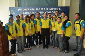 UNIT Penerangan Pejabat Ketua Menteri selaku ahli jawatankuasa bergambar kenang-kenangan bersama Lim Guan Eng (tengah) selepas tamat program.