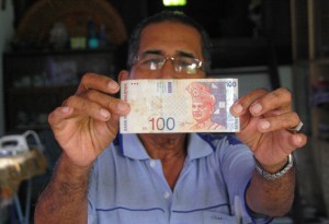 CHE Din Hamat menunjukkan nota wang RM100 yang masih disimpan sebagai kenangan. 