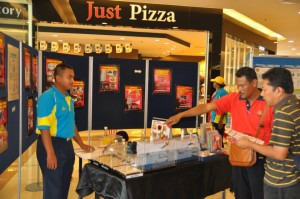 ORANG ramai sedang melihat pameran yang disediakan oleh Kerajaan Negeri mengenai kebersihan tandas awam di Sunway Karnival di sini baru-baru ini. 