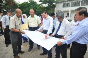 AHMAD Latif Abdul Hamid (hadapan, kiri sekali) menerangkan secara ringkas kemajuan projek pembinaan Kompleks Ibu Pejabat Mahkamah Syariah Negeri kepada Ketua Menteri sambil diperhatikan Farizan Darus (hadapan, dua dari kiri), Abdul Malik Abul Kassim (hadapan, dua dari kanan) dan Lim Hock Seng (hadapan, kanan sekali) di sini baru-baru ini. 