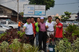 CHOW Kon Yeow (kiri sekali), Setiausaha Perbandaran MPSP, Rozali Mohamud (tiga dari kanan) dan Ahli Majlis MPSP, Soon Lip Chee (dua dari kanan) menunjukkan tanda bagus pada Program Keceriaan Bandar di sini baru-baru ini. 