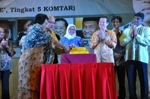 PROFESOR Emeritus Muhammad Salleh (depan, dua dari kiri) memotong pulut kuning sambil disaksikan Ketua Menteri dan dif-dif kehormat pada Malam Kemuncak Sambutan Ulangtahun Kelahiran Sasterawan Negara,  Profesor Emeritus Muhammad Salleh oleh Penang Institut (PI) di sini baru-baru ini. 