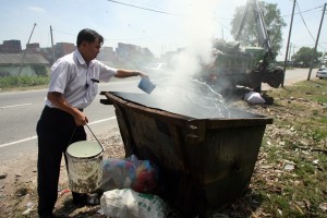 SOON Lip Chee sedang memadamkan api di dalam tong sampah yang terletak berhampiran jalan raya yang boleh mendatangkan bahaya kepada penduduk setempat  