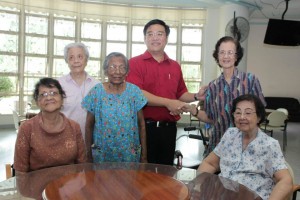 WON Hon Wai (tiga dari kanan) berjabat tangan dengan salah seorang penghuni Little Sisters of the Poor sambil ditemani yang lain bersempena lawatan beliau ke pusat jagaan tersebut di Lorong Batu Lanchang di sini baru-baru ini.