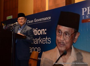 B.J. Habibie menyampaikan ucaptama pada Forum Pakatan ASEAN Untuk Tadbir Urus Bersih anjuran Penang Institute baru-baru ini.