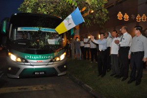 KETUA Menteri melepaskan bas-bas BEST KOMTAR sebagai gimik pelancaran di pusat membeli-belah Sunway Carnival sambil diperhatikan Chow Kon Yeow (kanan sekali) dan Farizan Darus (dua dari kanan) di sini baru-baru ini.