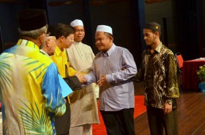 MOHAMAD Hafizulsham Mohd. Hanafiah (dua dari kanan) penerima Anugerah Khas al-Hafiz Peringkat Negeri Pulau Pinang 2011 bersalaman dengan Yang Dipertua Negeri dan Ketua Menteri pada Majlis Pengiktirafan al-Hafiz dan Ijtimak al-Huffaz Negeri Pulau Pinang 1432H di sini baru-baru ini.