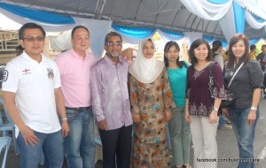 ABDUL Malik Abul Kassim (tiga dari kiri) bersama isteri mengambil peluang bergambar bersama hadirin yang hadir ke Majlis Rumah Terbuka Aidilfitri DUN Batu Maung di Sunway Tunas di sini baru-baru ini.