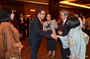 ABDUL Halim Hussain (depan, dua dari kiri) berjabat tangan dengan dif-dif jemputan pada Majlis Makan Malam Sempena Hari Ulangtahun Raja Thailand, Raja Bhumibol Adulyadeh Ke-84 di sini baru-baru ini.