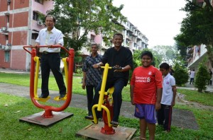 LAW Heng Kiang (kiri sekali) bersama beberapa penduduk di Rumah Pangsa Bata Merah mencuba jentera senaman ringkas yang baru dipasang di sini baru-baru ini.