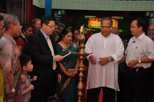 KETUA Menteri dan Dr. P. Ramasamy (empat dari kanan) menyalakan Kutthu Vilakku pada Majlis Rumah Terbuka Deepavali Peringkat Negeri Pulau Pinang di sini baru-baru ini.