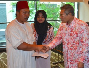 TIMBALAN Ketua Menteri I, Datuk Mansor Othman (kanan sekali) berjabat tangan dengan Johar Ismail (kiri sekali) selepas selesainya majlis penyerahan sumbangan RM20,000 oleh Ketua Menteri kepada beliau di sini baru-baru ini.