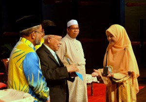 PENERIMA Anugerah Khas Hafizah Professional, Nurul Hafizah Yusoff (kanan sekali).