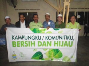 PARA Pengerusi JKKK bergambar kenang-kenangan bersama Rosli Hassan (tiga dari kiri) dan Chew Eng Seng (kanan sekali) pada penganjuran Program Kampung Ku/Komuniti Ku Bersih & Hijau di Penaga di sini baru-baru ini.