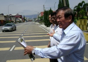 LIM Hock Seng (kanan sekali) bersama A.Tanasekharan (tengah) menunjukkan Jalan Bagan 29 yang diperlebarkan hasil usaha Kerajaan Negeri bagi membolehkan rakyat mengelak bayaran 50 sen Tol Lebuhraya Sungai Nyior.