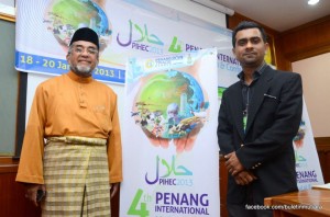 ABDUL Malik Abul Kassim (kiri) bersama Pengurus Halal Penang, Mohamad Firhan Ghouse bergambar bersama-sama banting penganjuran PIHEC 2013 pada sidang media di sini baru-baru ini.