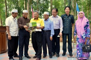 MANSOR Othman (tiga dari kiri) meneliti risalah Taman Negeri Bukit Panchor sambil ditemani Maktar Shapee (empat dari kiri), Ng Wei Aik (tiga dari kanan), Mohd. Kamil Abu Bakar (kiri sekali), Rohani Hassan (kanan sekali) dan Rozali Mohamud (dua dari kiri) di sini baru-baru ini.