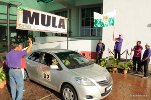 MAIMUNAH Mohd. Sharif (tiga dari kanan) melepaskan kereta peserta Treasure Hunt 2012 di Bangunan MPSP Bandar Perda di sini baru-baru ini.