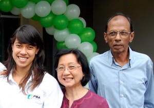 NICOLE David bersama ibu bapanya.