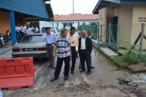 MANSOR Othman (depan sekali) sambil ditemani beberapa pegawai membuat tinjauan di sekitar Pasar Awam Penanti di sini baru-baru ini.