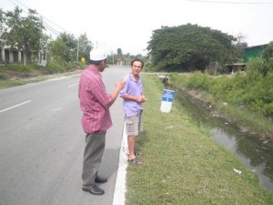  ROSIDI Hussain (berkopiah) bersama salah seorang penduduk mengadakan lawatan ke kawasan longkang tersumbat di sini baru-baru ini.