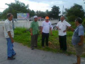 ROSIDI Hussain (dua dari kiri) bersama Abdul Latif Abdullah (tengah) meninjau persimpangan Jalan Paya Cina bersama beberapa penduduk setempat di sini barubaru ini.