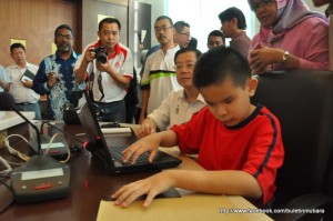 SEORang pelajar menunjukkan kebolehan menggunakan komputer bersempena majlis interaksi bersama ketua Menteri di sini baru-baru ini.