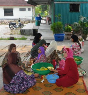 GOLONGAN wanita bekerjasama menyediakan makanan tengah hari bersempena penganjuran program gotong-royong di Kubang Semang di sini baru-baru ini.