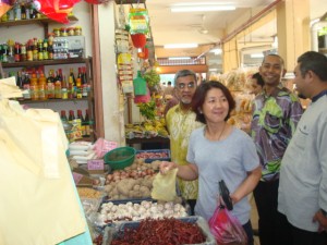 Malik Abul Kassim (berkaca mata) bersama Shahril Zamani Md. Zain (dua dari kanan) dan Mohd. Tuah Ismail (kanan sekali) ketika mengadakan pemantauan harga di Pasar Awam Balik Pulau di sini baru-baru ini.