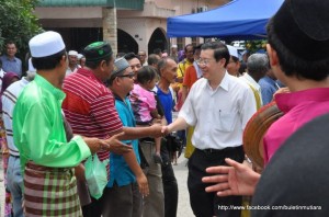 PENDUDUK yang hadir majlis rumah terbuka meramahi Ketua Menteri.