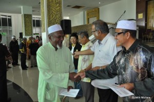 SALAH seorang penerima bersalaman dengan Setiausaha Perbandaran Majlis Perbandaran Seberang Perai, Sr. Rozali Mohamud (kanan sekali) pada majlis penyampaian peringkat Daerah SPT di sini baru-baru ini.