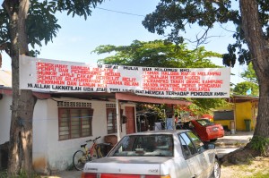 AMARAH Melayu Kampung Tanjong Tokong terhadap pemaju UDA disuarakan melalui kain rentang yang digantung di tepi laluan utama.