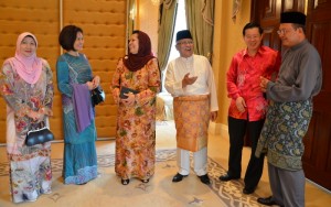 TUAN Yang diPertua Negeri, Tun Abdul Rahman Abbas (tiga dari kanan) dan isteri, Toh Puan Majimor Shariff (tiga dari kiri) menerima kunjungan Ketua Menteri, Y.A.B. Lim Guan Eng dan isteri, Betty Chew (dua dari kiri) serta Setiausaha Kerajaan Negeri, Datuk Farizan Darus (kanan sekali) dan isteri, Datin Hamidah Mat Daud (kiri sekali) pada pagi 1 Syawal di Seri Mutiara di sini baru-baru ini. (Gambar oleh Law Suun Ting).