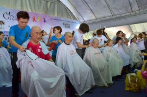 PHEE Boon Poh (hadapan, kiri) turut beramal bersempena penganjuran program ‘88 Shining Heads – Charity Go Bald & Food Fair 2012’ di sini baru-baru ini.