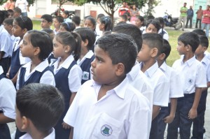 SEBAHAGIAN pelajar Sekolah Jenis Kebangsaan (Tamil) Subramaniya Barathee pada majlis penyerahan tapak tanah baru di sini baru-baru ini.