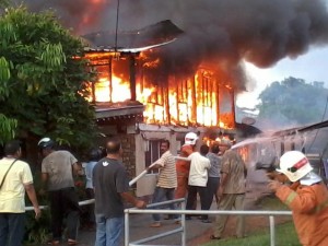 KEDIAMAN Zainab Ibrahim dalam kejadian kebakaran di Kampung Bagan Tambang di sini baru-baru ini.