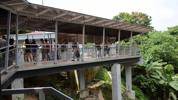 升旗山空中走廊正式开幕，游客在乘搭缆车到达山顶后，即可使用空中走廊接往美食中心、博物馆、猫头鹰馆，同时饱览升旗山美景。