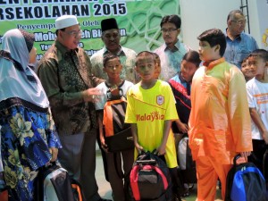 MOHD. Salleh Man (dua dari kiri) saling berinteraksi dengan pelajar terpilih dalam Majlis Penyerahan Pakaian Seragam Sekolah Sesi 2015 Daripada Sumber Zakat Peringkat Daerah SPU di sini baru-baru ini.