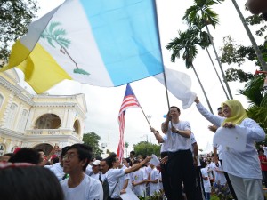 槟州首长林冠英（右２）为“城市步行”活动主持挥旗礼。