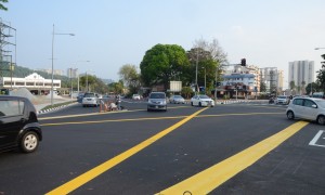 为了舒缓白云山路及峇眼惹玛路交界处的交通情况，槟州政府与槟岛市政局联手推行了道路加宽计划，成功将该处的交通阻塞情况改善了至少15%。