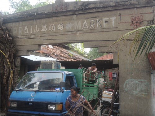 உடைக்கப்பட்ட கடைகளிலிருந்து தங்களின் உடைமைகளுடன் வெளியேறும்  வியாபாரிகள்  