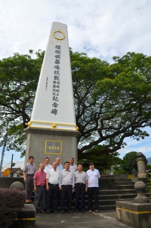 槟榔屿华侨抗日殉职机工暨罹难同胞纪念碑管委会将联合州政府及各党团举办一系列的活动，以纪念抗战胜利70周年。前排中为槟州首长政治秘书黄汉伟及槟榔屿华侨抗日殉职机工暨罹难同胞纪念碑管委会主席拿督庄耿康（前排左2）。