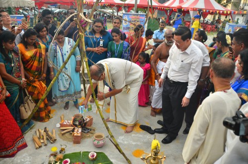 இரண்டாம் துணை முதல்வர் மண் சட்டியில் பால் ஊற்றி பொங்கல் விழாவை அதிகாரப்பூர்வமாகத் தொடக்கி வைத்தார்.