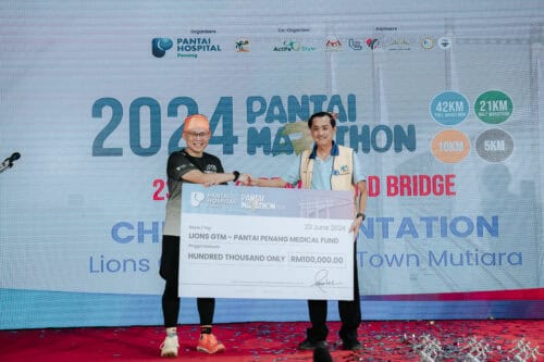 mr pan wen lek presented a cheque of rm 100,000 to dato' khoo kay huat, past district gov and chairman for lions gtm group