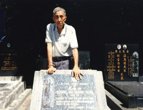 ooi eow jin at his son ronnie ooi's grave