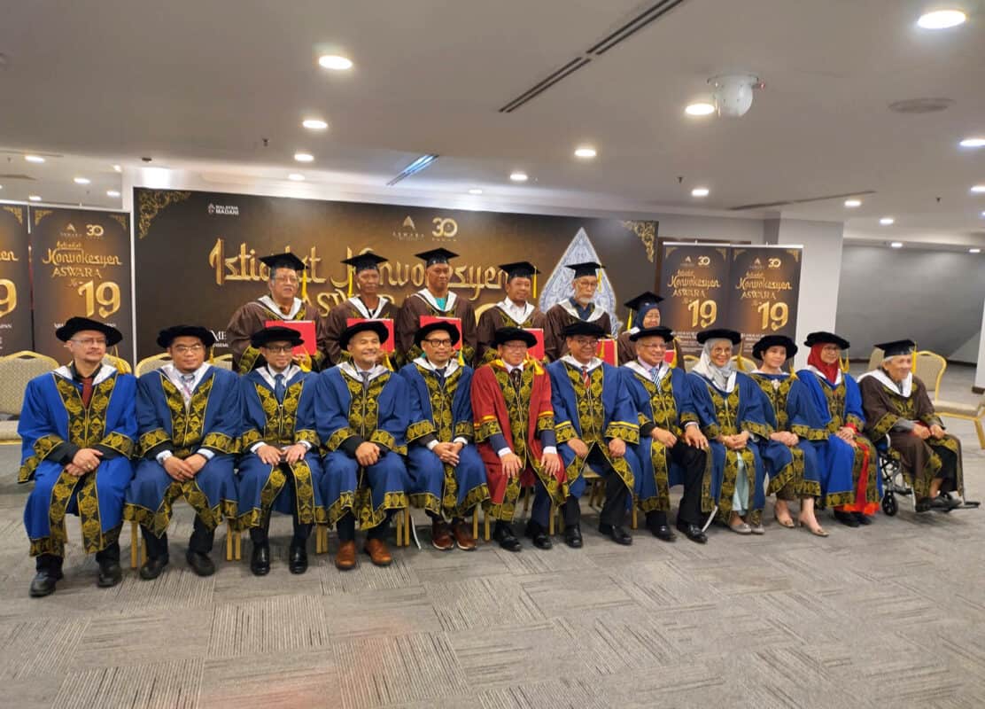 aswara board of directors with adiguru recipients (in brown). ybhg professor dr. tan awang besar (rektor aswara) in red, on his left is chairman of the board datuk wira roslan tan sri abdul rahman